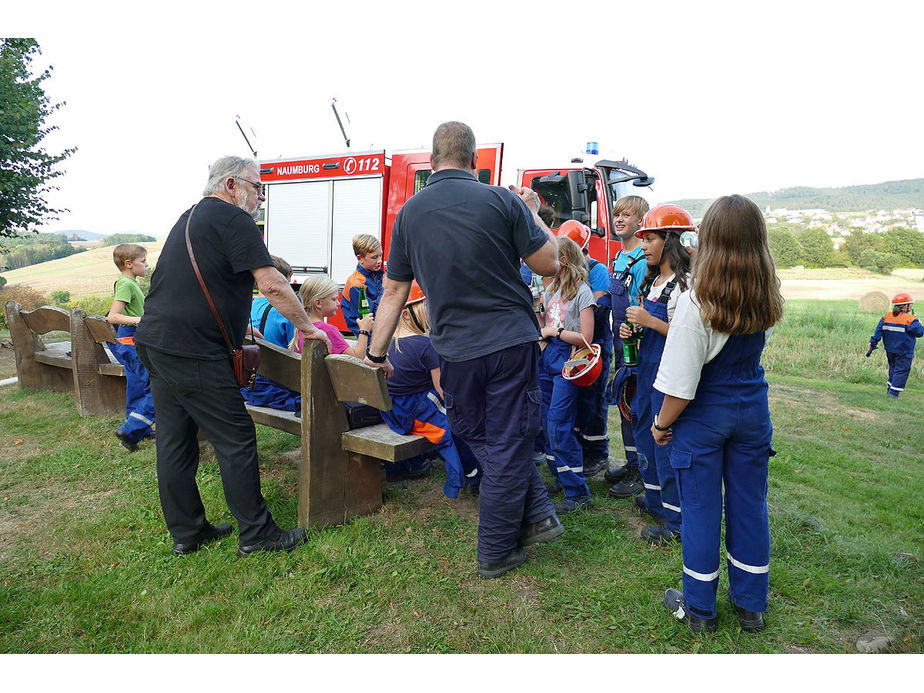 Naumburger Jugendfeuerwehr hilft an der Weingartenkapelle (Foto: Karl-Franz Thiede)